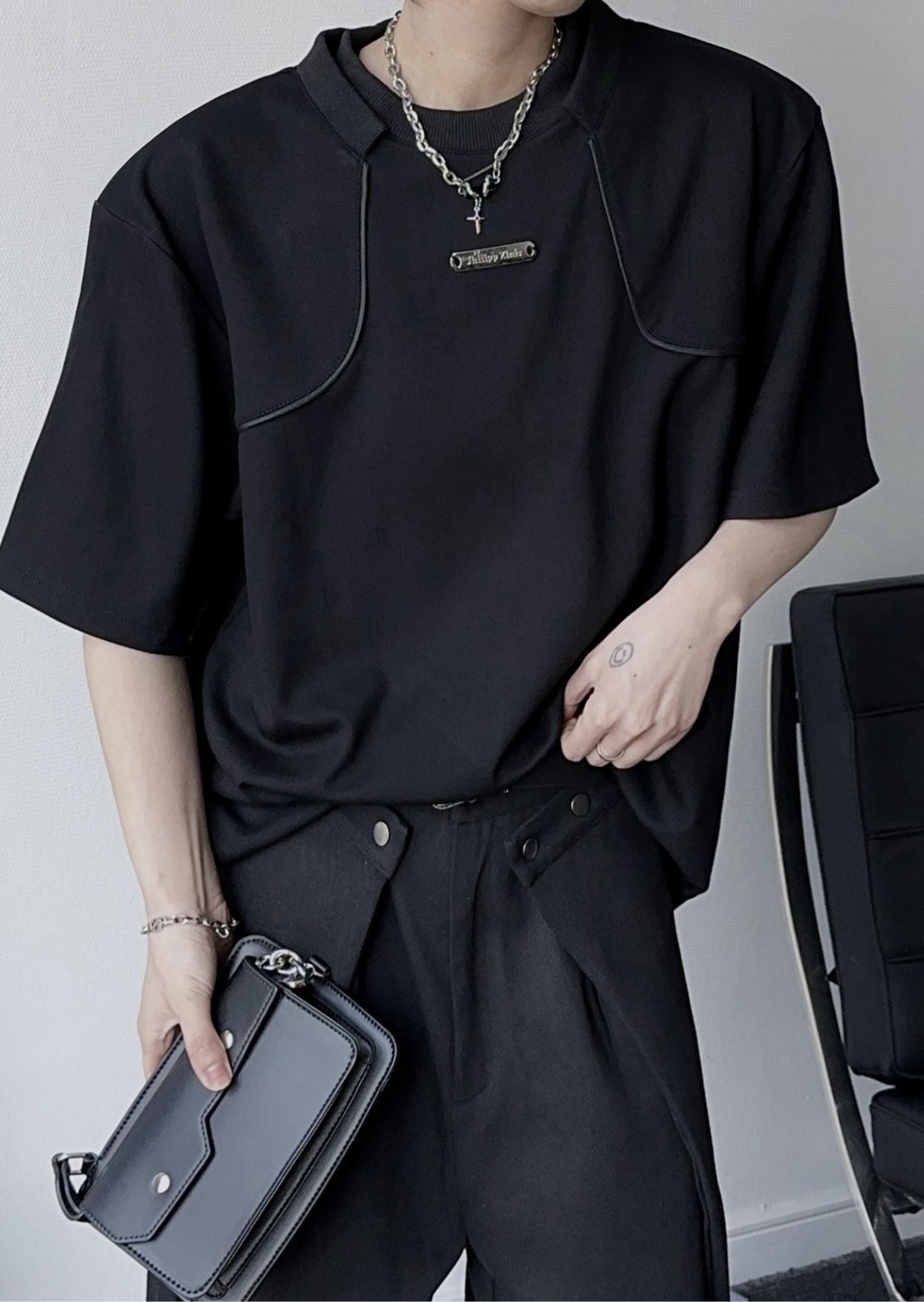 C-Drama Inspired Streetwear Elegance : Black Double Collar T-Shirt with Minimal Detailing – BASIC