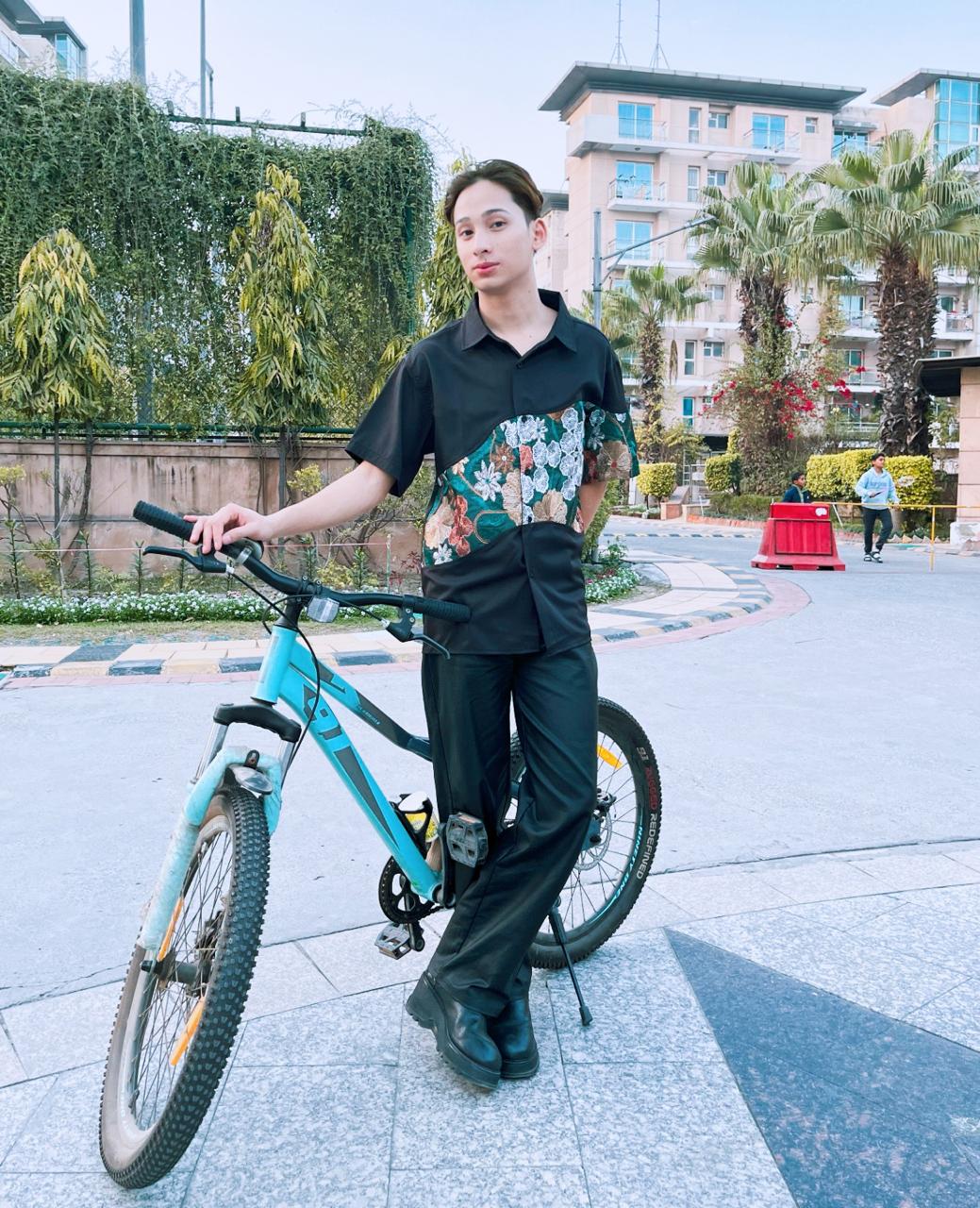 K-Drama Bloom : White Short Sleeve Shirt with Curved Floral Brocade Panel – BASIC